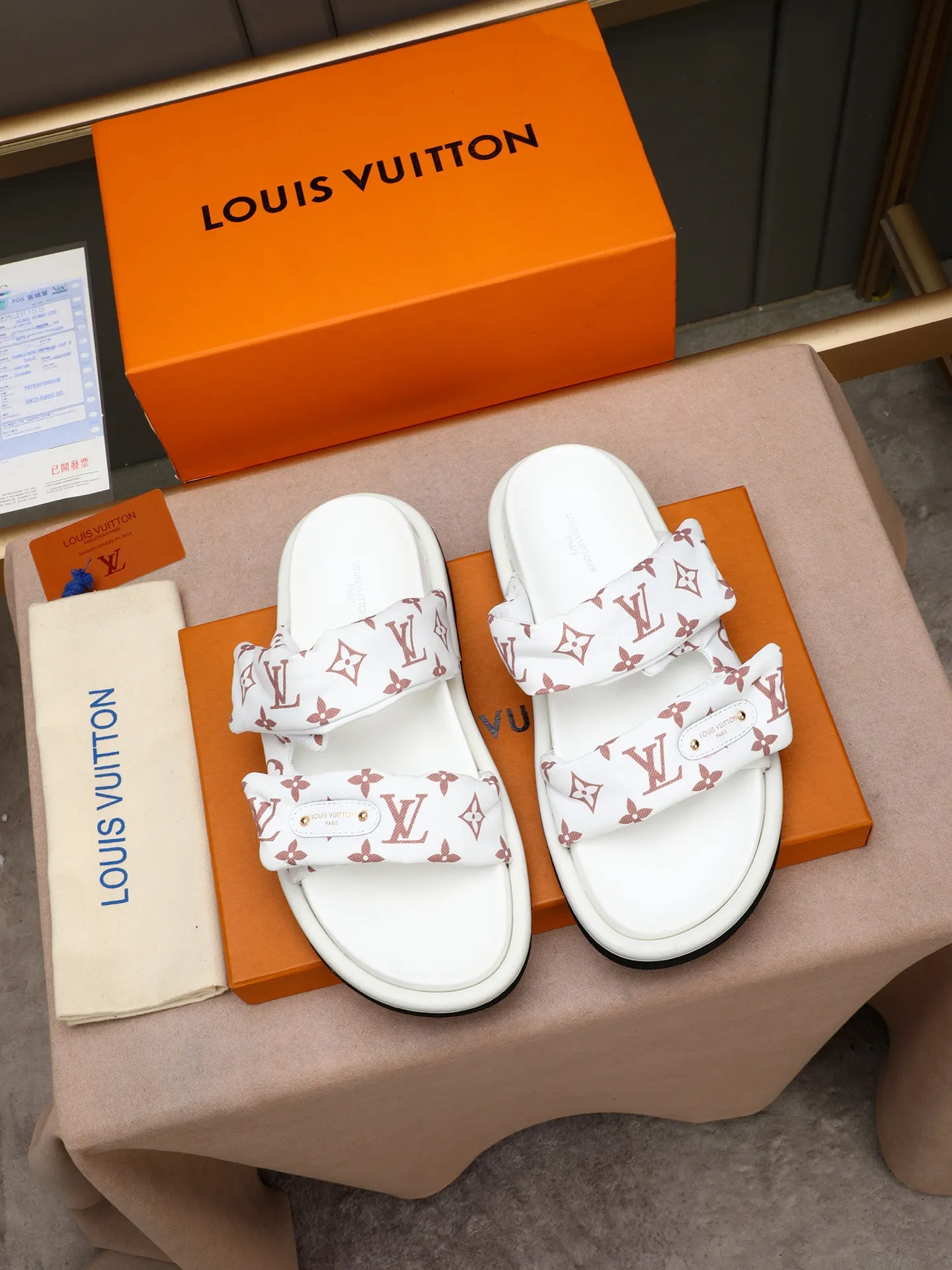 PP360 [LOUIS VUITTON] Louis Vuitton, LV printing, men's and women's slippers are on the market. The drawer box packaging comes with a cloth bag and a card. The upper pattern looks very soft and waxy, and it is a super versatile leg slimming tool. Fabric: imported denim/canvas/old fabric, LV hardware LOGO, official website pattern printing, comfortable to wear, feet: high-elastic PU water table. Sole: foam sole, heel height: about 5cm. Code number: 35-46, 35, 45, 46 are custom-made and non-returnable. Color: multiple colors and styles available.